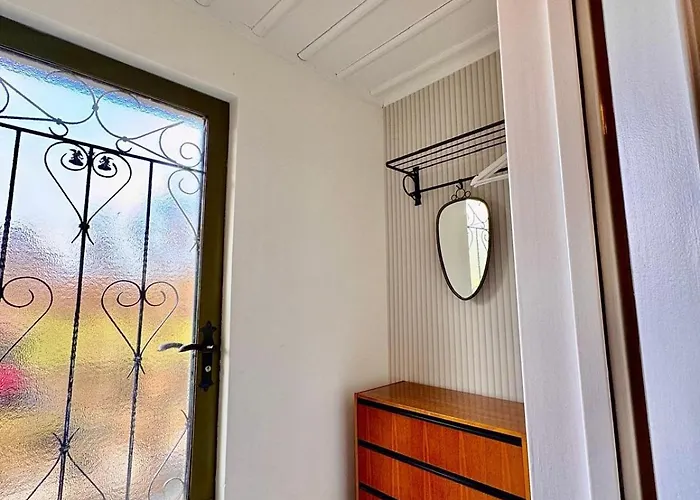 Vintage View With Outdoor Pool בית הארחה