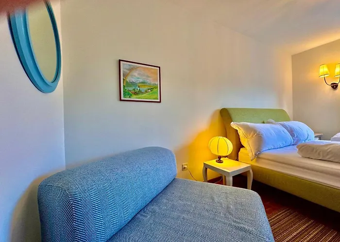 Vintage View With Outdoor Pool בית הארחה