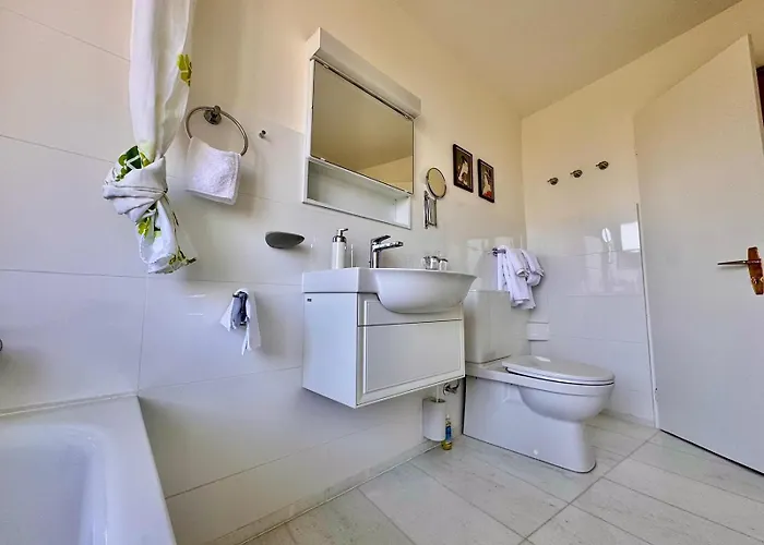 Vintage View With Outdoor Pool בית הארחה 3*