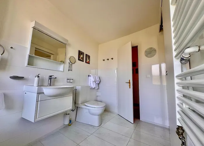 בית הארחה Vintage View With Outdoor Pool 3*