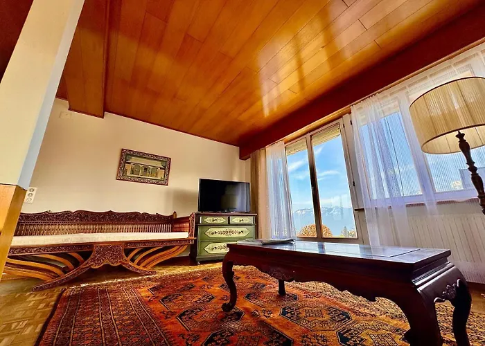 בית הארחה Vintage View With Outdoor Pool