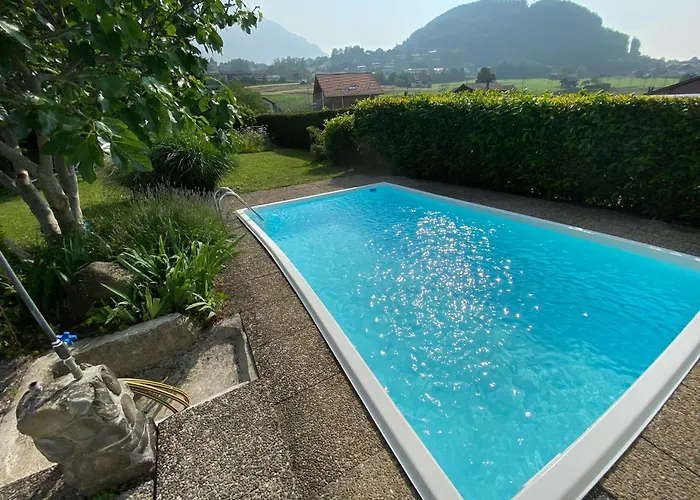 Vintage View With Outdoor Pool בית הארחה