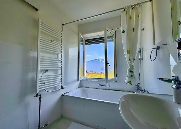 בית הארחה Vintage View With Outdoor Pool