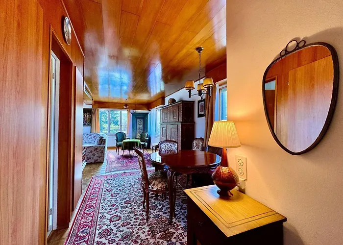 Vintage View With Outdoor Pool בית הארחה